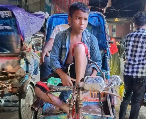 রিসশার প্যাডেলে ১০ বছরের জীবন: শৈশব নয়, কাঁধে সংসার—সামনে শুধু অনিশ্চয়তা