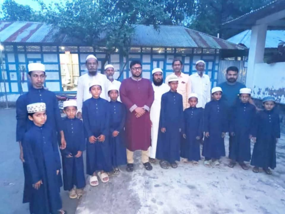 বোরহানউদ্দিনে হিফজুল কোরআন বিভাগের এতিম  শিক্ষার্থীদের হাতে ঈদ উপহার পৌঁছে দিলেন ইউএনও