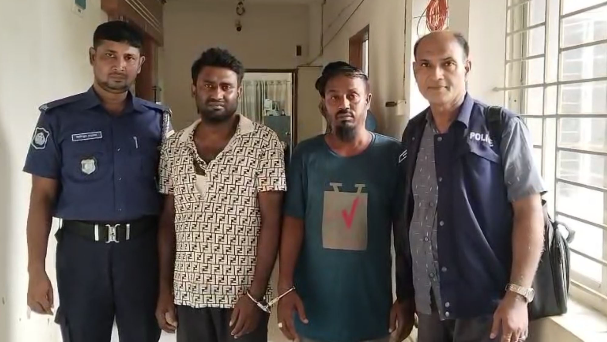 গোপালগঞ্জে দুই প্রতারকে গণধোলাই দিয়ে পুলিশে সোপর্দ
